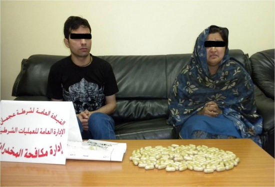 شرطة عجمان تضبط رجل وإمرأه أخفوا كبسولات مخدرة في أحشائهم