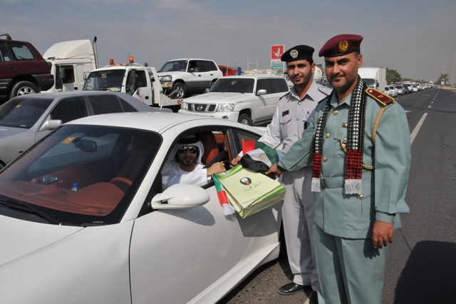 شرطة عجمان تحتفل مع الجمهور باليوم الوطني 37 للدولة