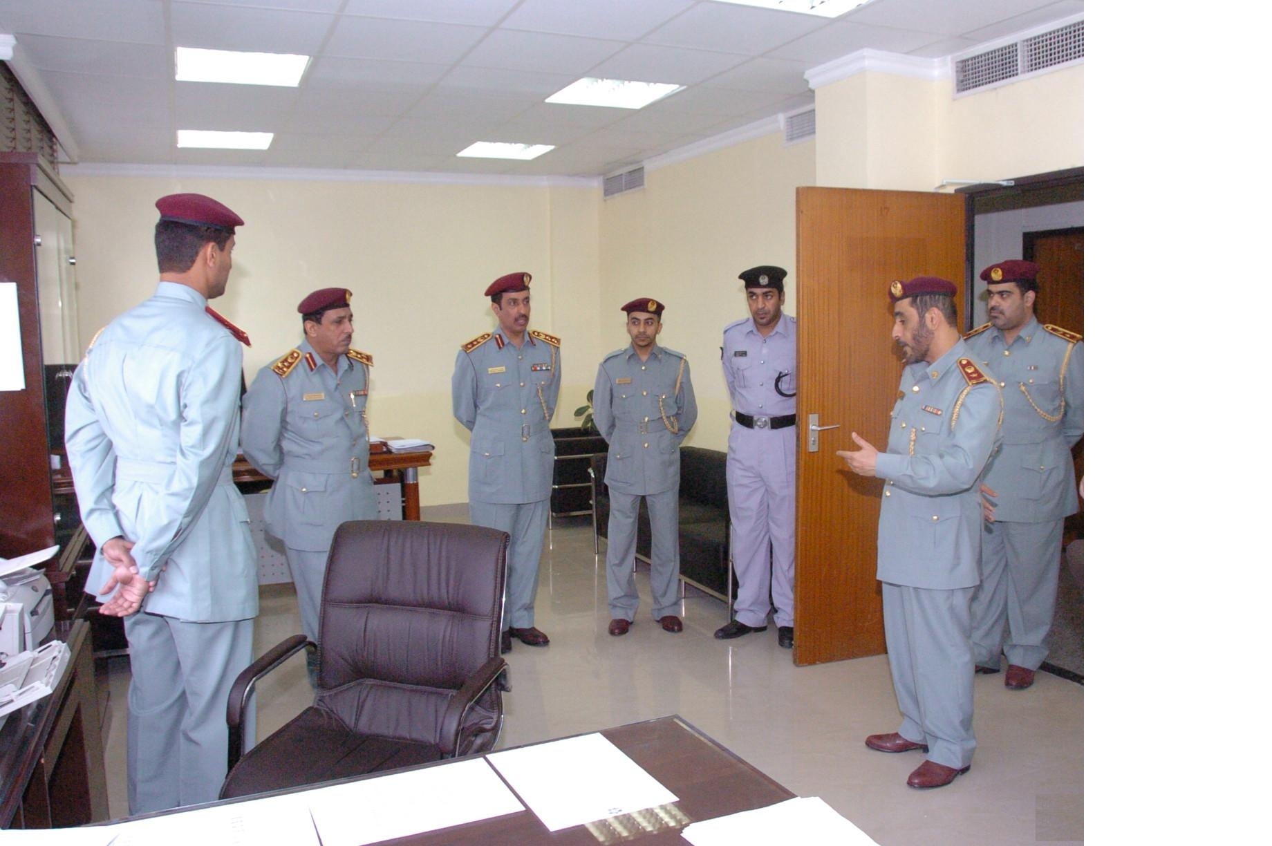مدير عام شرطة عجمان ونائبه يتفقدان إدارة الشؤون الإدارية والمالية