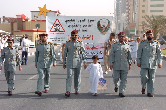 شرطة عجمان تنظم مسيرة طلابية على ضفاف كورنيش عجمان
