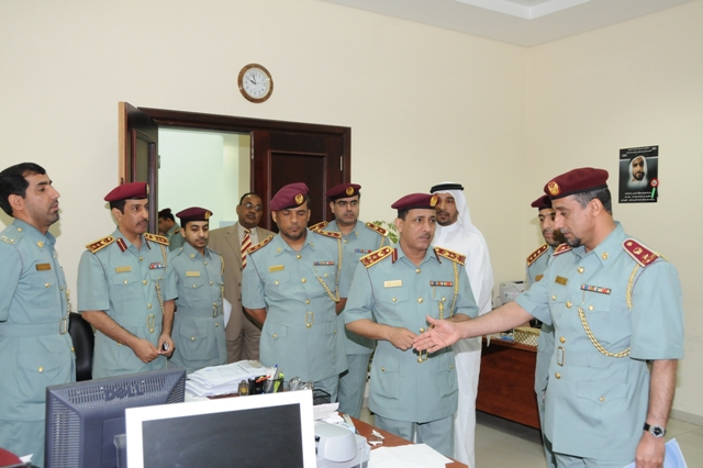 مدير عام شرطة عجمان يتفقد إدارة المرور والترخيص