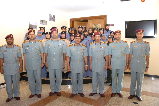 تخريج 47 منتسبة في دورة التأهيل لمستوى المساعدين والرقباء في شرطة عجمان