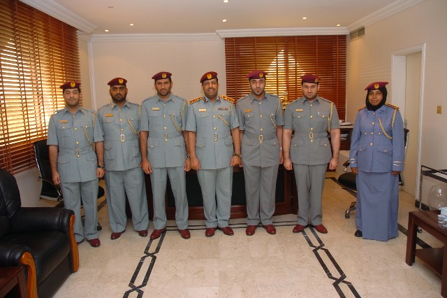 تقليـد الرتـب لضباط الصف المرفعيـن على مرتب إدارة الشؤون الإدارية والمالية بشرطـة عجمـان