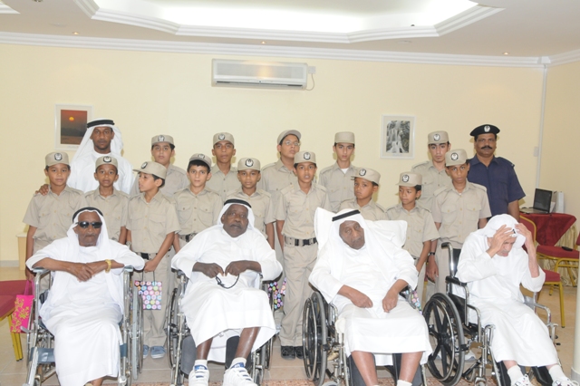 شرطة عجمان تنظم زيارة لطلاب الدورة الصيفية لدار رعاية المسنين