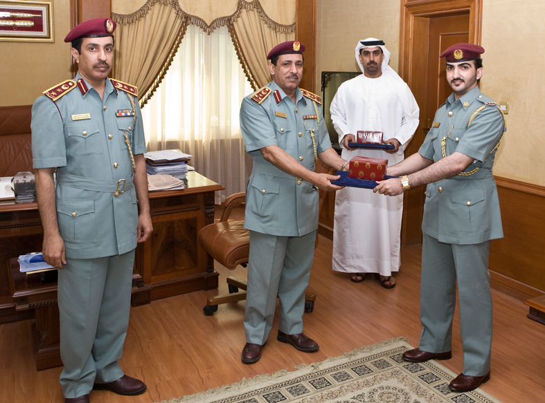 العميد علي علوان يكرم متميزين في شرطة عجمان