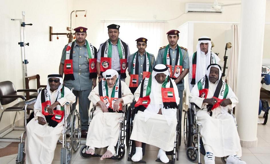 شرطة عجمان تحتفل مع نزلاء دار رعاية المسنين بعجمان باليوم الوطني 38 للدولـــة