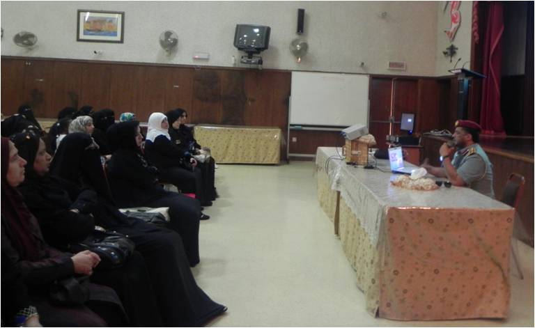إدارة المرور والترخيص بعجمان تنظم محاضرة توعوية بمدرسة خديجة الثانوية