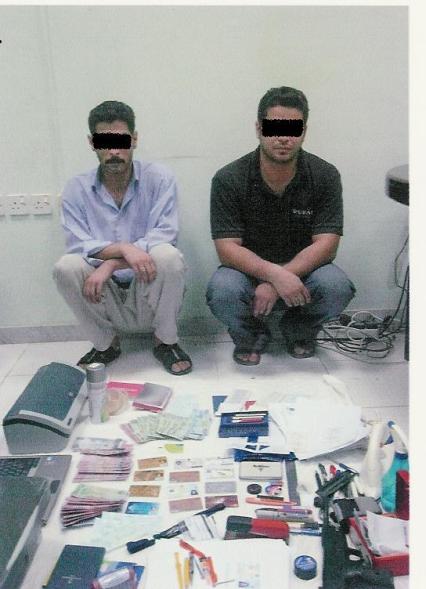ضبـط شقيقيـن عربييـن يزيفـان العملـة وبطاقـات الإئتمـان فـي عجمـان
